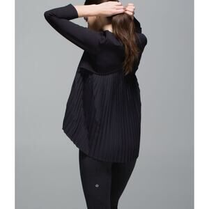 Lululemon Pleat On Long Sleeve Black Size 6 Sporty Chic Stretchy Athleisure Top